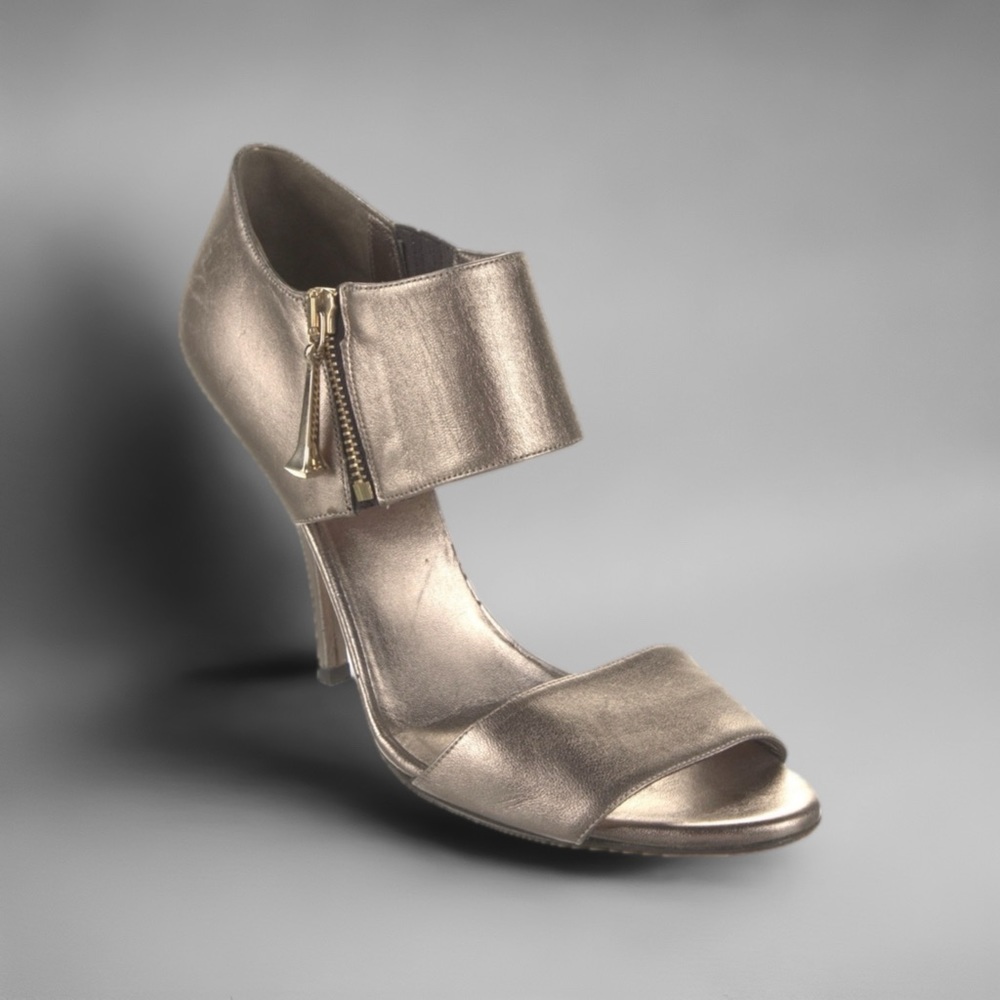 Gucci Sandals - Metallic - Size 7.5